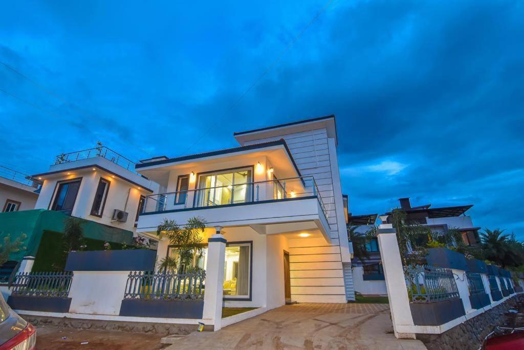 Royal Paradise Villa Lonavala Bagian luar foto
